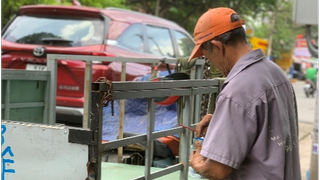 Chật vật mưu sinh