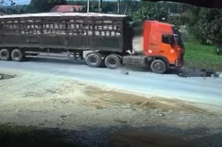 Xe đầu kéo chở keo cuốn xe máy vào gầm khiến 2 vợ chồng thương vong