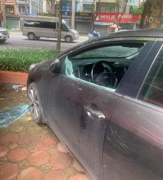 Hà Nội: 9 ô tô bị đập vỡ kính trong đêm