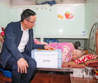 Hải Phòng: Thăm, tặng quà Tết cho các gia đình chính sách và hộ cận nghèo