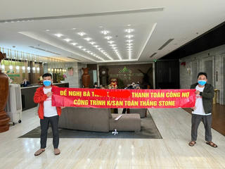 Vụ giăng băng rôn đòi nợ tại khách sạn ở TP Vinh: Có dấu hiệu vi phạm luật hình sự?