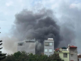 Hà Nội: Cháy lớn tại cơ sở kinh doanh cửa cuốn, cửa kính, cột khói bốc cao