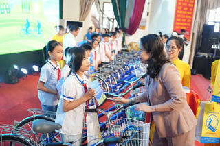 Trao xe đạp và học bổng cho trẻ em có hoàn cảnh khó khăn vượt khó vươn lên trong học tập