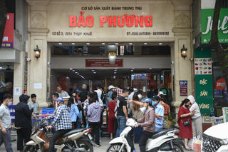 Hà Nội: Xếp hàng hàng tiếng đồng hổ chỉ để... mua bánh Trung thu