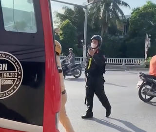 Tài xế điều khiển xe khách liên tục lái xe 'huých' CSGT rồi tăng ga bỏ chạy