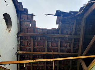 Gió lốc khiến nhiều nhà dân ở Hà Tĩnh bị tốc mái