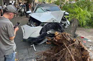 Hà Nội: Ô tô con gây tai nạn liên hoàn, nhiều người bị thương