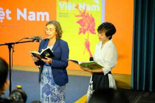 Tập thơ 'Cùng Việt Nam': Cây cầu thơ ca nối hai nền văn hóa