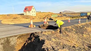 Iceland sơ tán hàng nghìn người khi núi lửa chuẩn bị phun trào