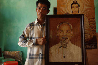 Chàng trai khuyết tật vẽ ước mơ bằng... hạt gạo 