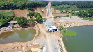 Cận cảnh ngôi nhà nằm giữa đường nghìn tỷ ở Phú Thọ