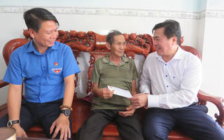 Mặt trận tỉnh Phú Yên thăm, tặng quà người có công với cách mạng tiêu biểu năm 2025