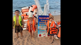 Ấm lòng trước hành động 'áo phao miễn phí' cho trẻ em khi tắm biển