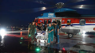 Xuyên đêm đưa bệnh nhân thủng tạng từ đảo Tiên Nữ về đất liền cấp cứu