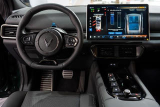 VF 8 Lux – ‘Nâng cấp toàn tập’ vì quyền lợi của khách hàng