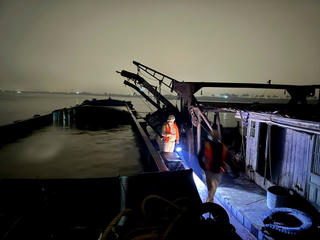 Công an Hà Nội bắt 'cát tặc' lúc rạng sáng