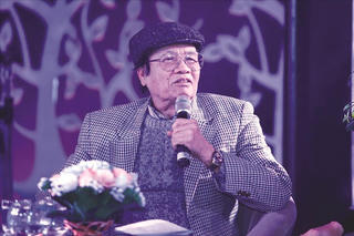Hà Nội, dáng huyền tha thiết đê mê…
