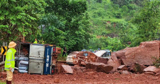 Sơn La: Sạt lở đá trên Quốc lộ 6 làm hư hỏng 2 xe ôtô, 8 người bị thương