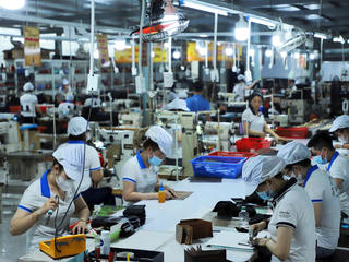 Để dệt may, da giày đứng vững trên “sân nhà”