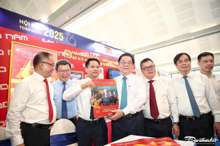 Trưởng Ban Tuyên giáo và Dân vận Trung ương Nguyễn Trọng Nghĩa thăm gian hàng Báo Đại đoàn kết