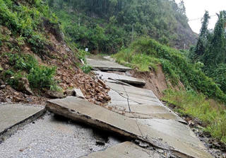 Quảng Nam: Mưa lớn gây sạt lở hư hỏng tuyến đường ở xã Trà Dơn