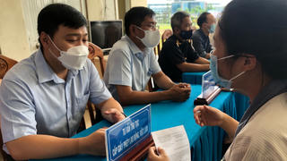 Cách nào 'giữ chân' công chức?