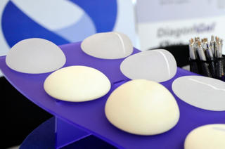 Gửi hình cho thẩm mỹ viện 'rởm' bị dọa tung ảnh 'nóng' tống tiền