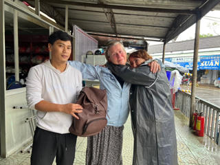 Tài xế taxi trả lại túi xách cho 2 nữ du khách Pháp