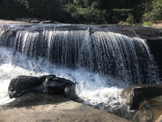 Học sinh lớp 8 trượt chân ngã xuống thác nước mất tích