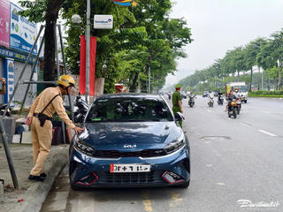 Nhiều tài xế dừng, đỗ trên đường vừa được phân làn bị xử phạt