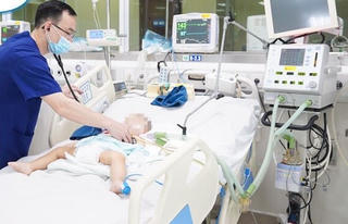 Bé 2 tháng tuổi tổn thương não vì bị rung lắc