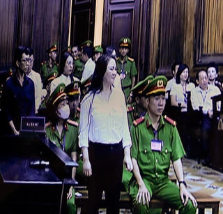 Lãnh án 3 năm tù, bị cáo Nguyễn Phương Hằng còn phải bồi thường cho 2 cá nhân