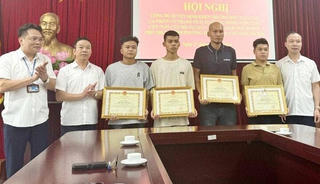 Khen thưởng 4 người cứu nạn vụ cháy ở Trung Kính