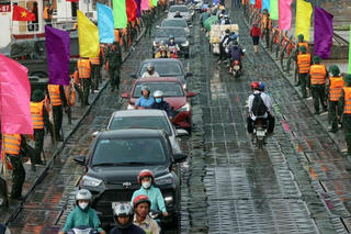 Ngày đầu thông cầu phao gần cầu Phong Châu: Lượng xe qua cầu lớn, ùn ứ kéo dài