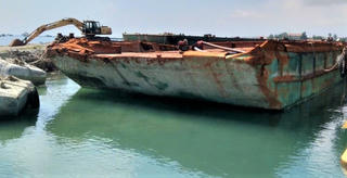 Quảng Ngãi: Trục vớt sà lan bị chìm tại vùng biển Lý Sơn