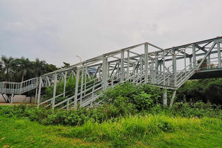 Hà Nội: Độc lạ cây cầu bộ hành đưa thẳng người đi bộ xuống bồn hoa