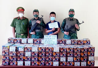 Bắt giữ đối tượng dùng ô tô vận chuyển 2 tạ pháo nổ