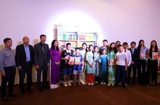 Khai trương Tủ sách tiếng Việt phục vụ cộng đồng người Việt Nam