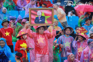 Cổ động viên đội mưa 'nhuộm đỏ' sân Mỹ Đình cổ vũ U23 Việt Nam