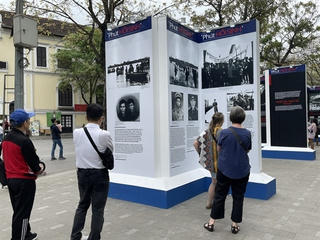 Xúc động với 'Phút hồi sinh' bên hồ Hoàn Kiếm