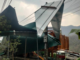 Thanh Hóa: Dông lốc, mưa đá bất ngờ trút xuống khiến 41 ngôi nhà bị tốc mái