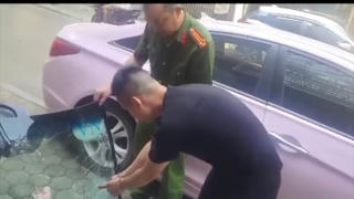 Nợ tiền đánh bạc, 2 thanh niên đập kính ô tô để trộm cắp tài sản