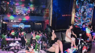 Kiểm tra 109 'dân chơi' trong quán bar, phát hiện 57 người đang ‘say’ ma túy