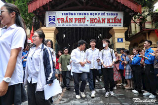 Thí sinh phấn khởi vì đề thi tốt nghiệp THPT môn Ngữ văn vừa sức