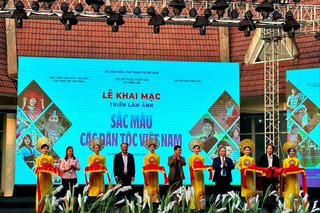 Triển lãm ảnh ‘Sắc màu các dân tộc Việt Nam’