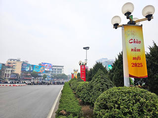 Phố phường Hà Nội trang hoàng rực rỡ đón Tết Ất Tỵ 2025