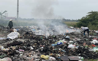 Bãi rác tự phát bên lò đốt “cửa đóng then cài” 