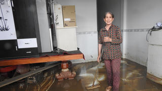 Đà Nẵng: Nước rút, người dân tất bật lùa bùn đất ra khỏi nhà