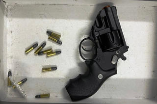 Súng và 10 viên đạn được phát hiện trong kiện hàng