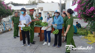 Chùm ảnh: 'Giải cứu' chuối cho nông dân, trao tặng 7 tấn chuối cho công nhân